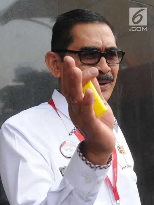Kepala Kantor Imigrasi Kelas I Bandara Soekarno-Hatta, Enang Supriyadi Syamsie, menyambangi Gedung KPK di Jakarta, Senin (8/10). Enang diperiksa dalam kasus dugaan menghalangi penyidikan dugaan suap yang melibatkan Eddy Sindoro. (Merdeka.com/Dwi Narwoko)