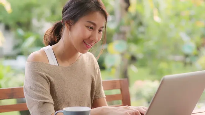 wanita juli dengan laptop