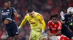 Momen tersebut semakin istimewa karena terjadi dalam laga krusial Benfica untuk menentukan kelolosan ke fase gugur. Tampak dalam foto, kiper Benfica asal Ukraina, Anatoliy Trubin (kedua kiri) menyundul bola dan mencetak gol keempat timnya selama pertandingan pekan ke-8 Liga Champions 2025-2026 melawan Real Madrid di Estadio da Luz, Lisbon, Rabu (28/1/2026) waktu setempat atau Kamis (29/1/2026) dini hari WIB. (FILIPE AMORIM/AFP)