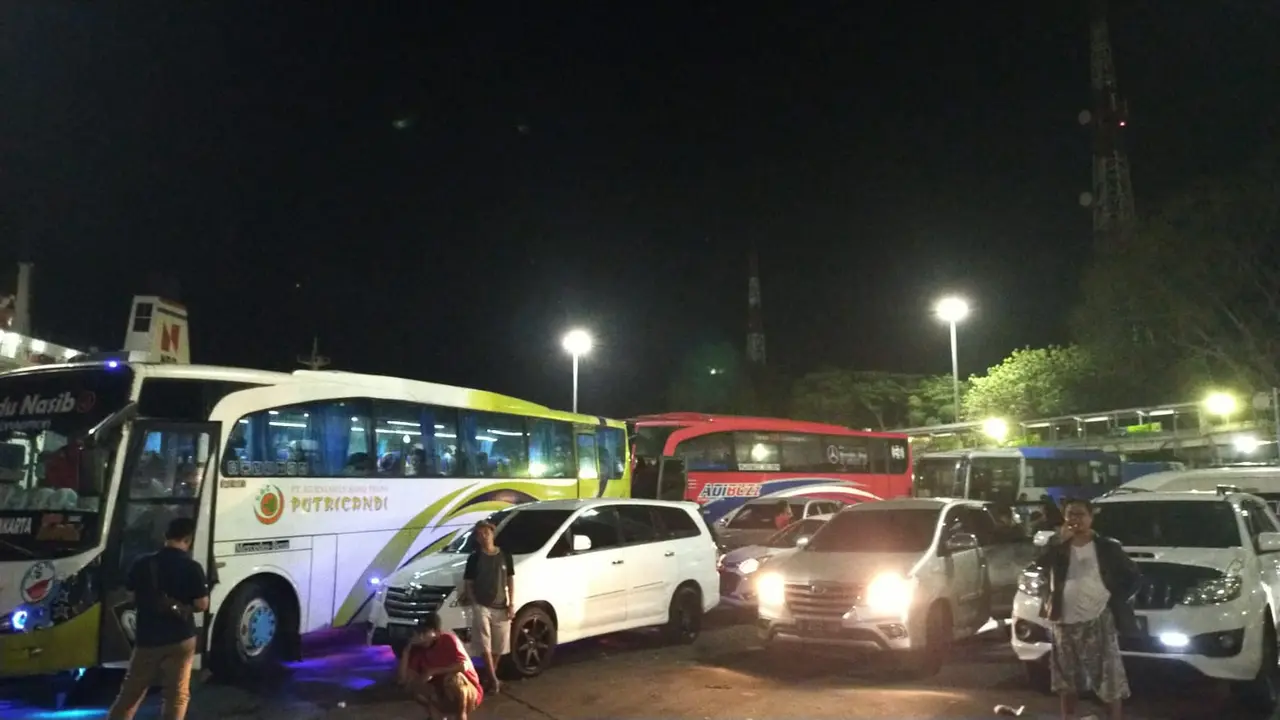 Pemudik tertahan di Pelabuhan Merak hingga berjam-jam belum bisa naik kapal