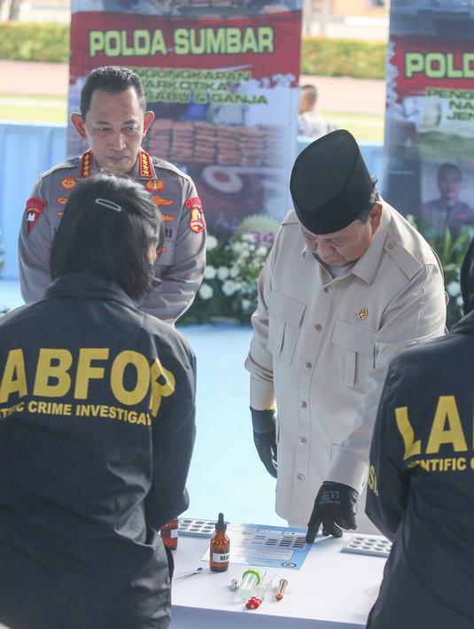 Presiden Prabowo Subianto (kanan) bersama Kapolri Jenderal Listyo Sigit Prabowo melakukan pengecekan sebelum memusnahkan barang bukti narkoba sitaan Kepolisian Republik Indonesia, di Lapangan Bhayangkara, Mabes Polri, Rabu (29/10/2025). (merdeka.com/Arie Basuki)