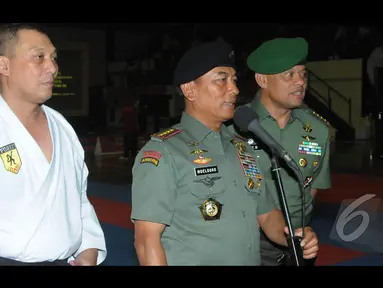 Panglima TNI Jenderal TNI Dr. Moeldoko saat membuka Kejuaraan Nasional (Kejurnas) Karate Panglima TNI III di GOR Ahmad Yani Mabes TNI Cilangkap, Jakarta, Kamis (15/1/2015). (Liputan6.com/Herman Zakharia)