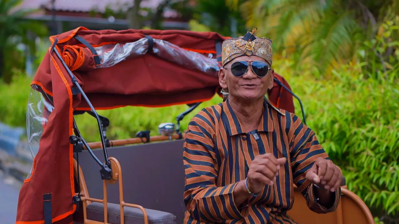 Sejak 1987, Parno (68) mengandalkan becak kayuh sebagai sumber penghidupan. Aktivitas menarik becak telah menjadi rutinitas hariannya untuk mencari nafkah.
