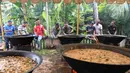 Kegiatan memasak kari tradisional sekaligus menjadi ajang silaturahim. (Chaideer Mahyuddin/AFP)