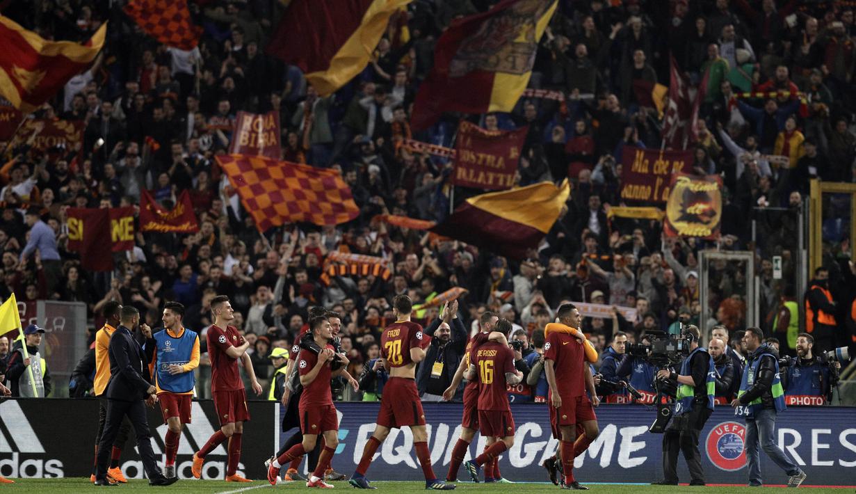 Para pemain AS Roma merayakan kemenangan atas Barcelona pada laga leg kedua perempat final Liga Champions, di Stadion Olimpico, Selasa (10/4/2018). AS Roma menang 3-0 atas Barcelona. (AP/Andrew Medichini)