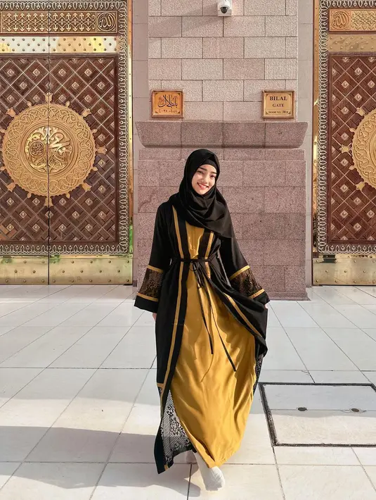 <p>Berfoto di Tanah Suci, Fuji tampak mengenakan gamis berwarna kuning. [Instagram/fuji_an]</p>