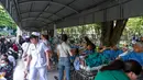 Sebelumnya, gempa bumi dahsyat mengguncang Myanmar tengah pada 28 Maret 2025, membuat jalan-jalan di ibu kota Naypyidaw lumpuh, merusak bangunan, dan memaksa orang-orang mengungsi ke jalan-jalan di negara tetangga, Thailand. (Chanakarn Laosarakham/AFP)