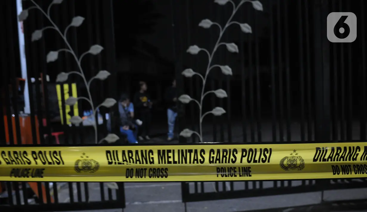 Garis polisi terpasang di salah satu pemukiman untuk mencegah terjadinya korban. (merdeka.com/Imam Buhori)