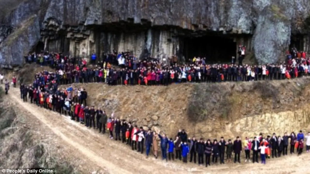 Foto keluarga di China menggunakan drone. (People's Daily Online)