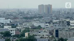 Suasana kepadatan permukiman penduduk antara gedung perkantoran di Jakarta, Kamis (20/2/2020). DKI Jakarta menjadi provinsi dengan kepadatan penduduk tertinggi di Indonesia. (Liputan6.com/Faizal Fanani)