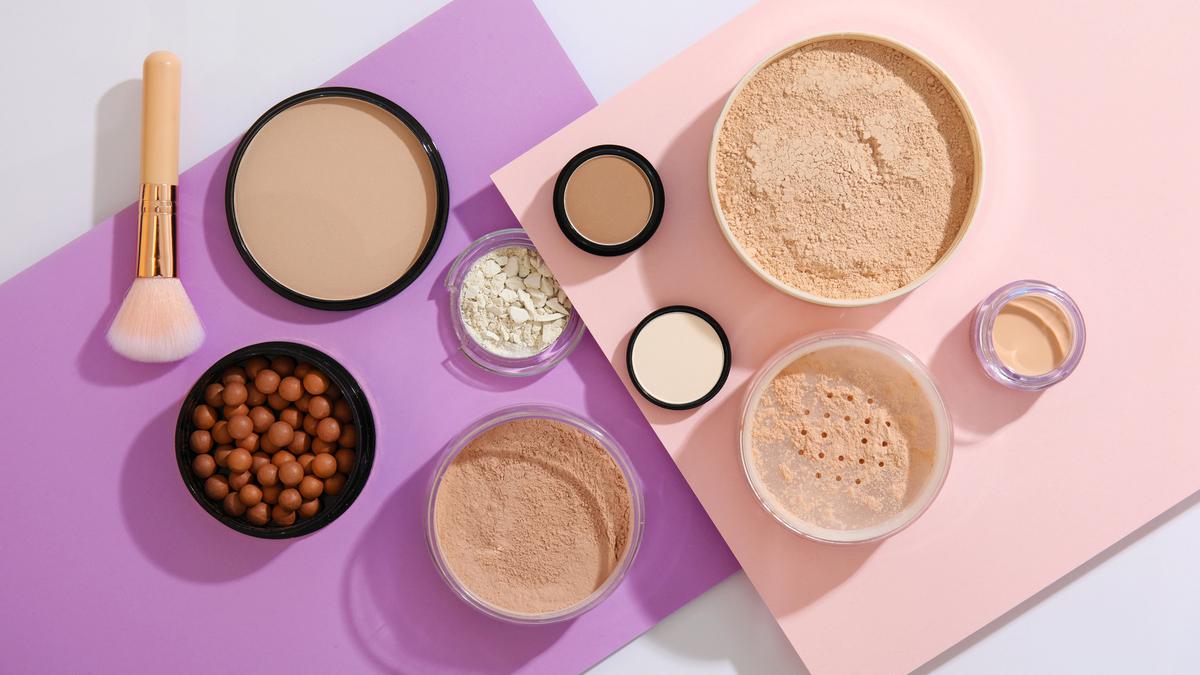 8 Cara Pakai Bedak Tabur yang Benar Biar Hasil Makeup Maksimal dan Tahan Lama