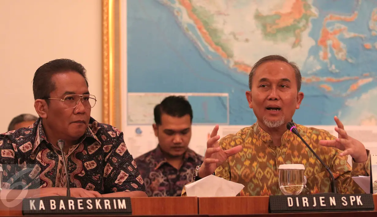 Dirjen SPK Kemendag Widodo (kanan), Kabareskrim Polri Komjen Pol Anang Iskandar memberi keterangan pers di Kemendag, Jakarta, (30/10/2015). Kedua Institusi akan menindak tegas barang impor yang tidak berlogo SNI. (Liputan6.com/Angga Yuniar)