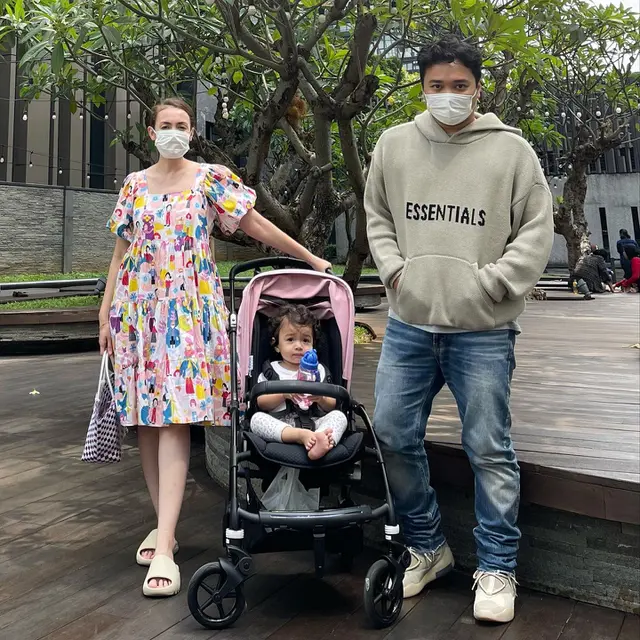 6 Momen Liburan Rianti Cartwright dan Suami, Kompak Asuh Buah Hati