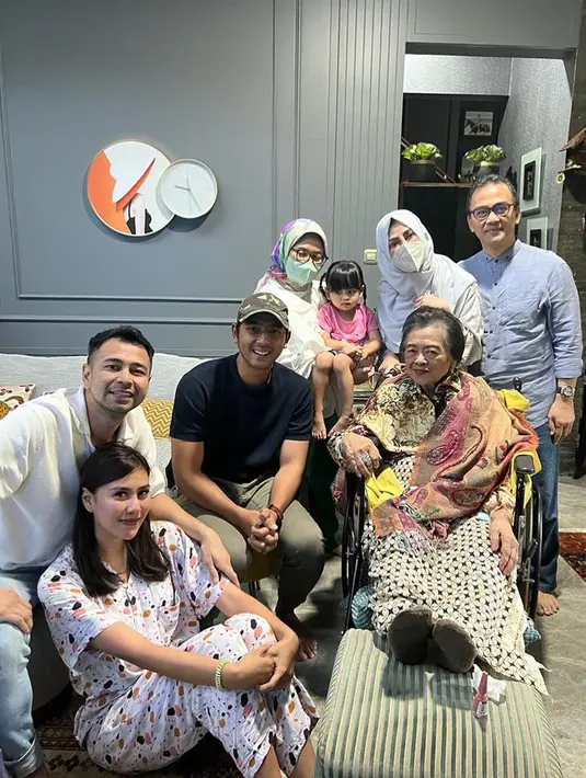 Pada Juni 2022, kondisi kesehatan Mami Popon mulai menurun. Raffi Ahmad pun menyempatkan untuk menjenguk sang nenek. Tampak pula aktor Arya Saloka juga menjenguk nenek Raffi Ahmad.(Liputan6.com/IG/@raffinagita1717)