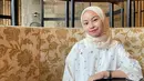 Penulis berparas manis ini terlihat elegan dengan outfit putih. Para penyuka karya Tsana atau akrab disapa Pasukan Teri tak ragu lontarkan pujian untuk Tsana terlihat cantik dengan pakai oufit putih. Kesan cerah dan ceria tampak ketika Tsana pakai outfit putih. (Liputan6.com/IG/@ntsana)