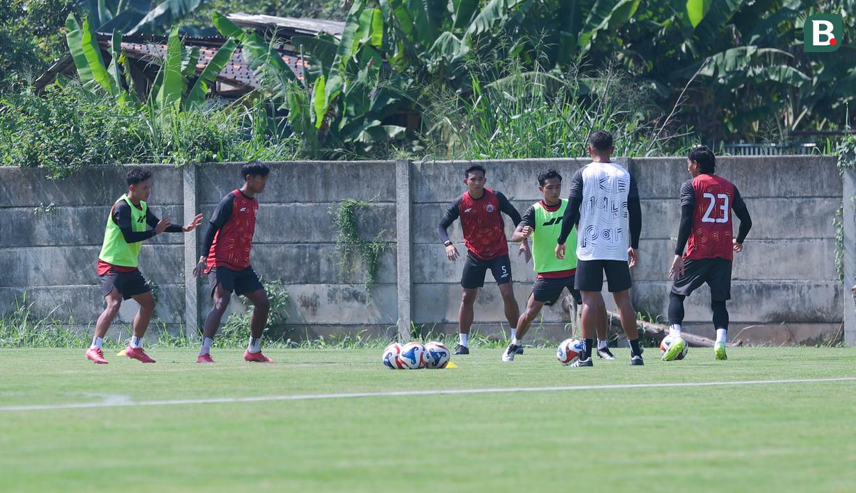 Pemain Persija mengikuti sesi latihan di Nirwana Park, Sawangan, Depok. (Bola.com/M Iqbal Ichsan)