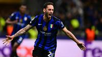 Jelang akhir babak pertama, pada menit ke-45, eksekusi penalti Hakan Calhanoglu berhasil menggandakan keunggulan Inter Milan atas Barcelona. Babak pertama ditutup dengan keunggulan Inter Milan 2-0. (Marco BERTORELLO/AFP)