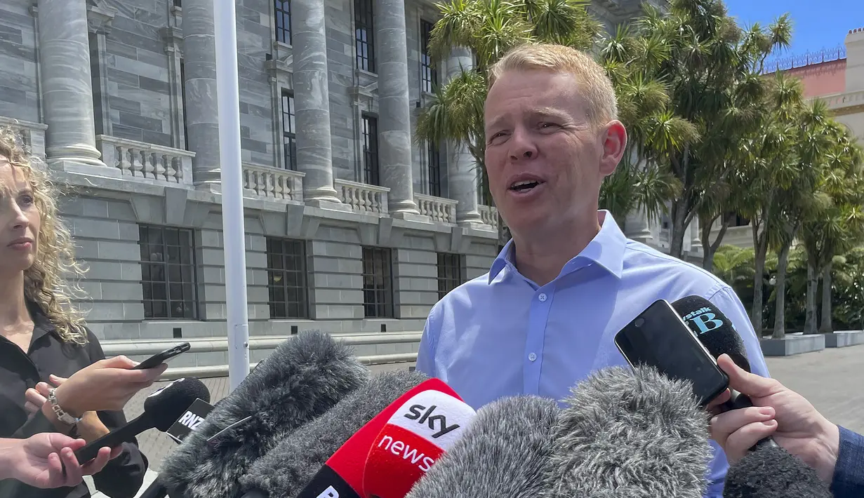 Menteri Pendidikan Selandia Baru Chris Hipkins berbicara kepada wartawan di luar parlemen di Wellington, Selandia Baru, Sabtu (21/1/2023). Mmeski menjadi satu-satunya calon, Hipkins masih perlu mendapat dukungan resmi dari Partai Buruh di kongres. (AP Photo/Nick Perry)