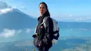 Momen saat Baby Jovanca melakukan hiking ini tak lepas dari perhatian netizen. Tampil dalam balutan hoodie hitam serta tas ransel, wanita dengan nama lengkap Baby Stephani Jovanca Duijndam ini juga terlihat tak lupa membawa sebuah kamera. (Liputan6.com/IG/@babyjvnc)