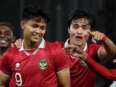 Pemain Timnas Indonesia U-20, Brandon Scheunemann (kanan) ikut merayakan gol yang dicetak oleh Hokky Caraka (tengah) ke gawang Timnas Fiji U-20 pada laga International Friendly Match U-20 di Stadion Utama Gelora Bung Karno (SUGBK), Jakarta, Jumat (17/02/2023). (Bola.com/Bagaskara Lazuardi)