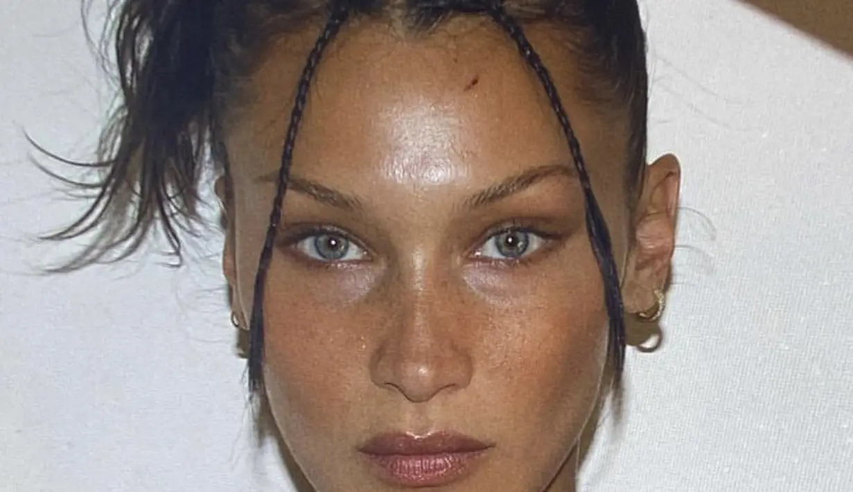 Model dan adik dari Gigi Hadid, Bella Hadid menggunakan gaya rambut ponytail. Namun bagian poni ia kepang. Instagram @bellahadid