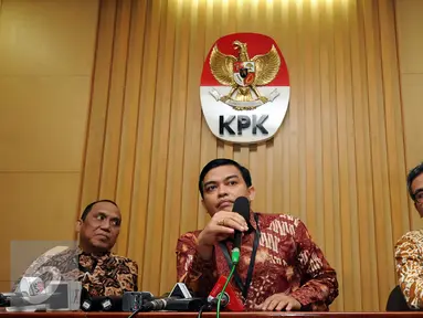 Dirjen Perundang-undangan Kemenkumham, Widodo Eka Thahjana (tengah) memberikan keterangan usai bertemu dengan pimpinan KPK di gedung KPK Jakarta, Senin (14/9/2015). Bersama pimpinan KPK, Widodo membahas delik RUU KUHP. (Liputan6.com/Helmi Fithriansyah)
