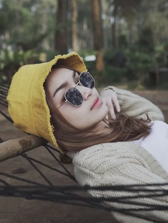 Dilihat dari postingan di Instagram miliknya, Icha kerap mengunjungi berbagai tempat menarik. Meski berpose sederhana, gaya Icha selalu menawan dan memesona. (Liputan6.com/IG/@ichanabilahh)