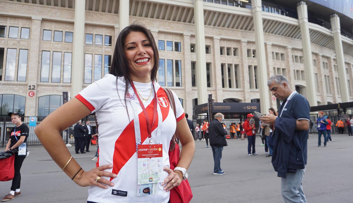 Meski negaranya sudah tersingkir, tapi masih ada juga suporter Peru yang bertahan di Rusia untuk Piala Dunia. Wanita cantik ini bernama Carla, dirinya sengaja datang untuk menikmati pesta bola sejagat. (Bola.com/Okie Prabhowo)