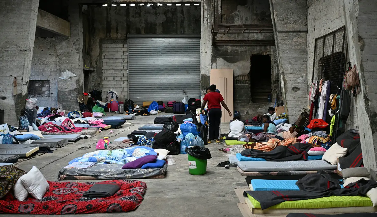 Saat ini, mereka mencari lokasi yang aman dari serangan udara Israel. (Joseph EID/AFP)
