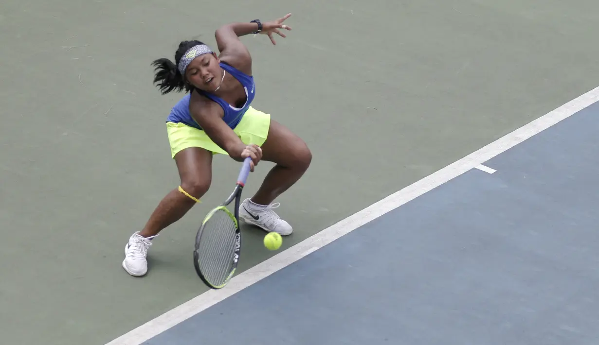 Petenis Indonesia, Rifanty Kahfiani, memukul bola saat ITF Women's Circuit di Elite Club Epicentrum, Jakarta, Selasa (18/6). Turnamen tingkat internasional ini diikuti sejumlah petenis Asia dan Eropa. (Bola.com/Yoppy Renato)