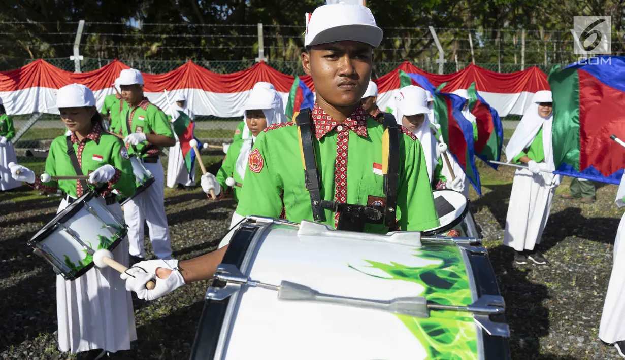 Pelajar yang tergabung dalam kelompok marching band memainkan alat musik saat upacara HUT ke-74 RI di JOB Pertamina-Medco E&P Tomori Sulawesi, Sabtu (17/8/2019). Keberadaan marching band binaan tersebut dalam rangka memeriahkan HUT ke-74 RI. (Liputan6.com/Immanuel Antonius)