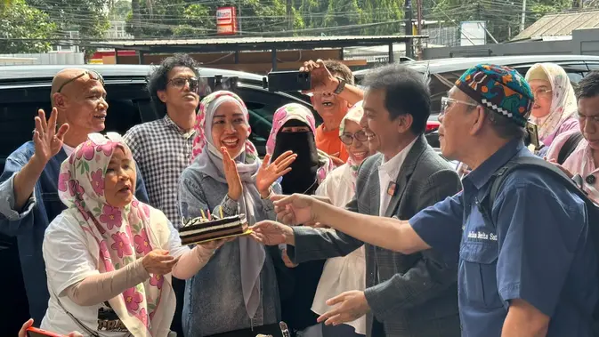 Roy Suryo Tiup Lilin Ulang Tahun Jelang Putusan Praperadilan