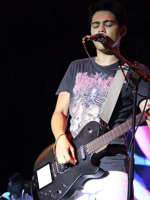 Tampil Keren, Ini 7 Potret Maxime Bouttier saat Jadi Anak Band