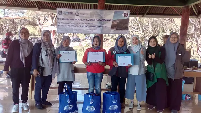 Para pedagang TWA Gunung Papandayan, tengah menerima beberapa penghargaan dalam Sayembara Sambal Goyang Inul Khas Papandanyan