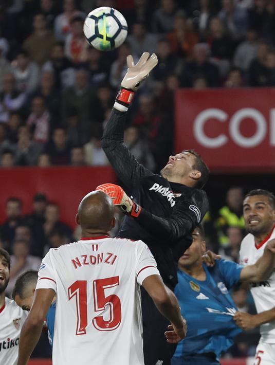 Kiper Sevilla, David Soria berusaha menjangkau bola saat duel dengan pemain Real Madrid  pada laga La Liga Santander di Sanchez Pizjuan stadium, Seville, (9/5/2018). Madrid kalah 2-3 dari Sevilla.  (AP/Miguel Morenatti)