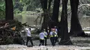 Tim pencari dan penyelamat setempat, pada hari Sabtu (5/7/2025), terus berupaya melakukan pencarian terhadap lebih dari 20 anak perempuan yang hilang dari kamp musim panas di tepi sungai di negara bagian Texas, Amerika Serikat. (RONALDO SCHEMIDT/AFP)