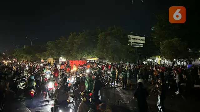 Kondisi arus lalu lintas di depan Kampus UMI saat aksi Indonesia Gelap (Liputan6.com/Fauzan)