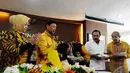Ketua Umum Hanura Wiranto menyerahkan potongan tumpeng kepada Yuddy Chrisnandi saat peringatan HUT ke-8 Partai Hanura di Kantor DPP Partai Hanura, Jakarta,Minggu (21/12/2014) (Liputan6.com/Andrian Martinus)