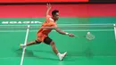 Pebulu tangkis tunggal putra Indonesia, Alwi Farhan, berusaha mengembalikan kok ke arah Lakhsya Sen (India) pada babak 32 besar Indonesia Open 2026 di Istora Senayan, Jakarta, Selasa (2/6/2026). (Bola.com/M Iqbal Ichsan)