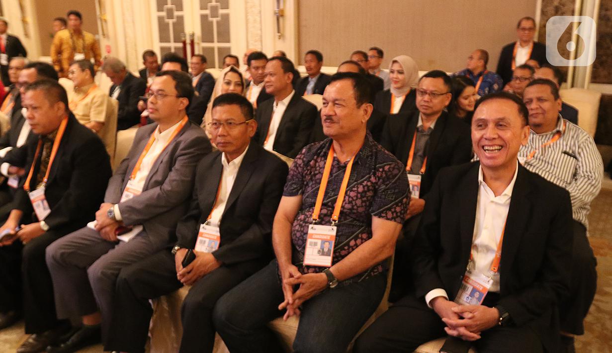 Komjen Pol Mochamad Iriawan atau Iwan Bule (kanan) saat pembukaan Kongres Luar Biasa (KLB) PSSI di Jakarta, Sabtu (2/11/2019). Mochamad Iriawan resmi menjabat sebagai Ketua Umum PSSI periode 2019-2023 dengan raihan suara mutlak 82 dari jumlah voters 85. (Liputan6.com/Herman Zakharia)