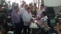Ketua DPR Setya Novanto mengunjungi Stasiun Pasar Senen (Liputan6.com/Gerardus Septian Kalis)