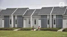 Anak-anak saat bermain di kompleks perumahan subsidi Griya Srimahi Indah, Tambun Utara, Kabupaten Bekasi, Jawa Barat, Rabu (16/2/2022). PT Bank Tabungan Negara (Persero) Tbk berhasil menyalurkan KPR FLPP mencapai 13.192 unit sampai akhir Januari 2022. (merdeka.com/Iqbal S. Nugroho)