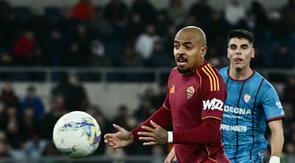 Donyell Malen saat cetak dua gol saat AS Roma bekuk Cagliari di Liga italia 2025/2026. (Filippo MONTEFORTE / AFP)