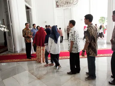 Sejumlah warga bersalaman dengan Presiden Joko Widodo saat open house di Istana Kepresidenan Gedung Agung, Yogyakarta, Sabtu (9/7). Open House diikuti oleh ribuan masyarakat. (Liputan6.com/Boy Harjanto)