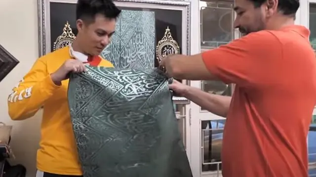 7 Momen Baim Wong Dapat Kiswah Rasulullah, Bahagia dan Tak Menyangka
