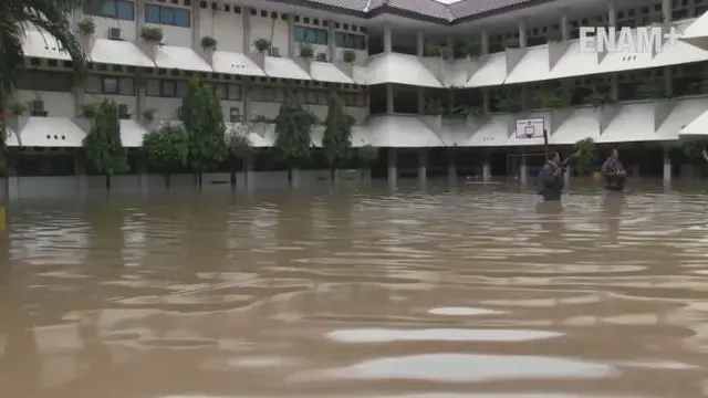 Selain permukiman, banjir di Kawasan Bukit Duri yang merendam kawasan tersebut sejak Jumat dini hari juga merendam SMAN 8. Akibat banjir aktivitas sekolah terhenti karena sekolah meliburkan siswanya. 