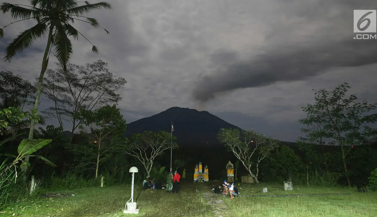 Potret pemandangan Gunung Agung di Karang Asem, Bali (30/11). H+6 pasca erupsi, warna merah di puncak Gunung Agung mulai tampak samar, berbeda dengan beberapa hari sebelumnya. (Liputan6.com/Immanuel Antonius)