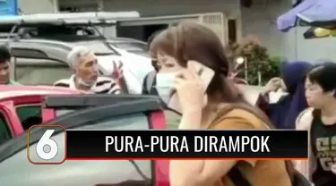 Sambil sibuk menelpon dan menangis, wanita ini mengaku dirinya menjadi korban perampokan dan telah kehilangan uang Rp 300 juta dari mobilnya. Gak tahunya uang ratusan juta milik orang lain tersebut dipakai untuk judi online.