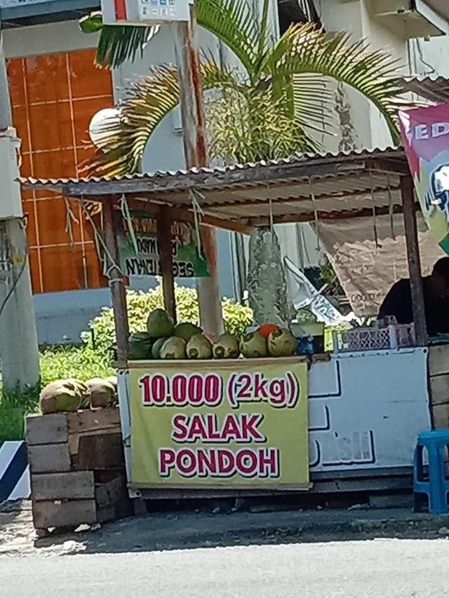 7 Tulisan Absurd Orang Jualan Buah Ini Bikin Bingung