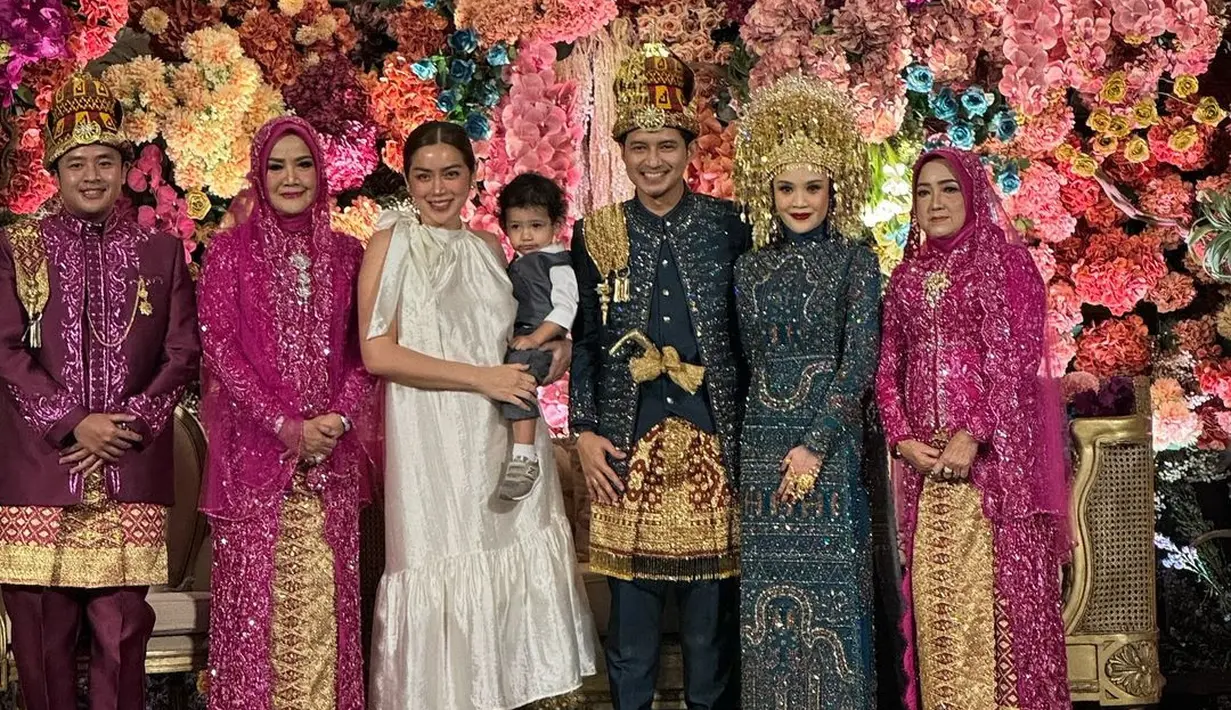 Tengah berbadan dua, Jessica Iskandar memilih gaun halter warna putih dengan siluet loose yang nyaman. [@inijedar].